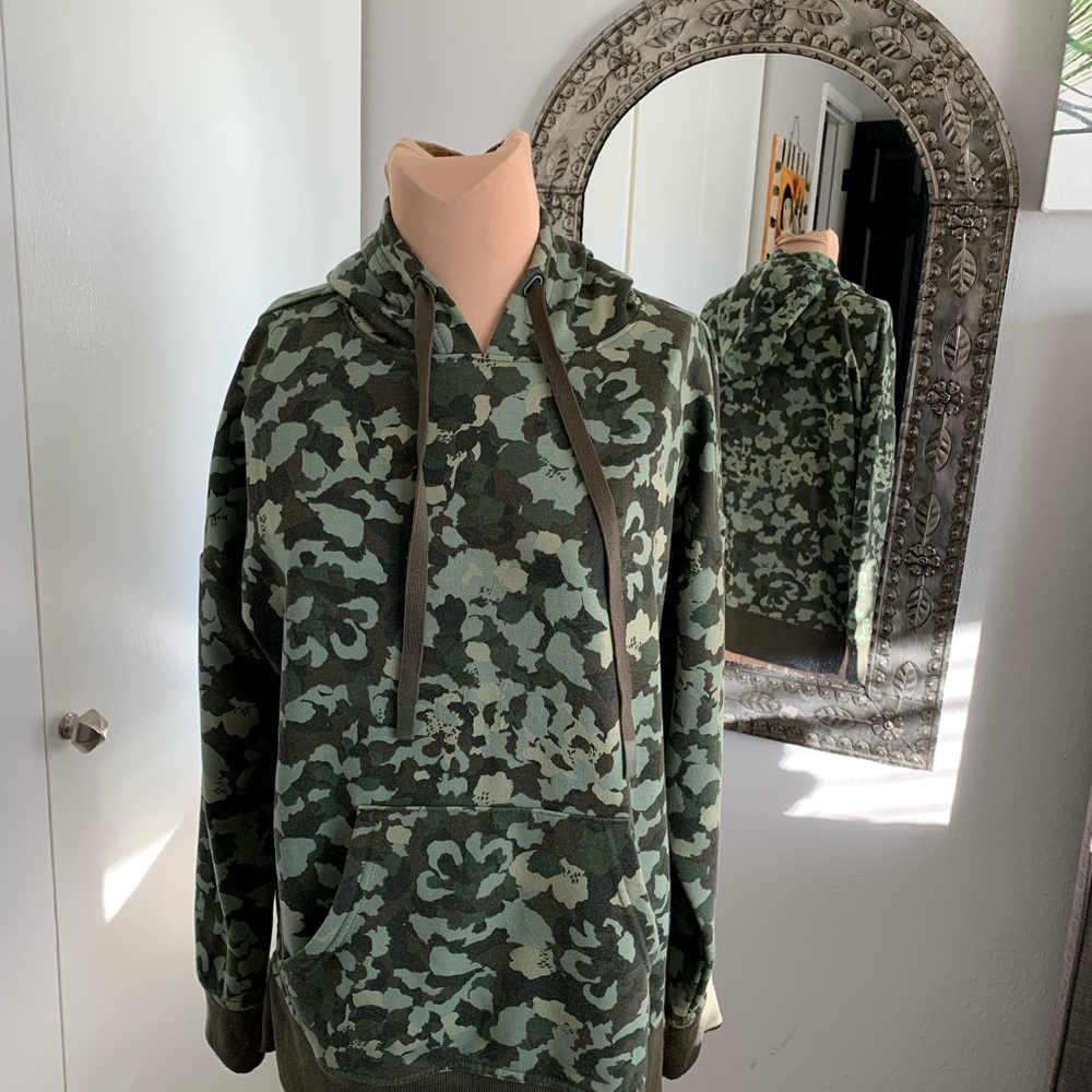 HOODIE GREEN AND BLACK MED WEIGHT PULLOVER.  SIZE MED